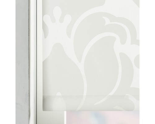 Rullgardin med blommönster på fönstret