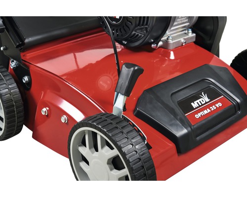 Detaljvy av MTD Optima 35 VO mossrivare