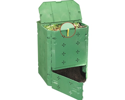 Kompost med öppet lock och utmatningslucka fylld med trädgårdsavfall