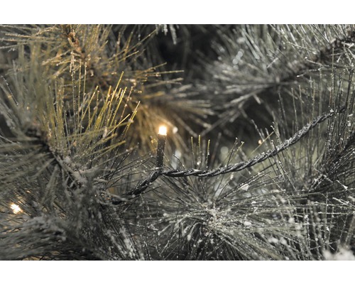 Närbild av en konstgjord girlang med belysning