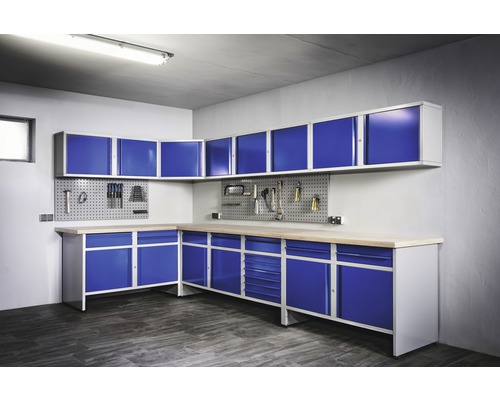 Verkstad med blå verkstadsskåp, arbetsbänk och verktygsvägg