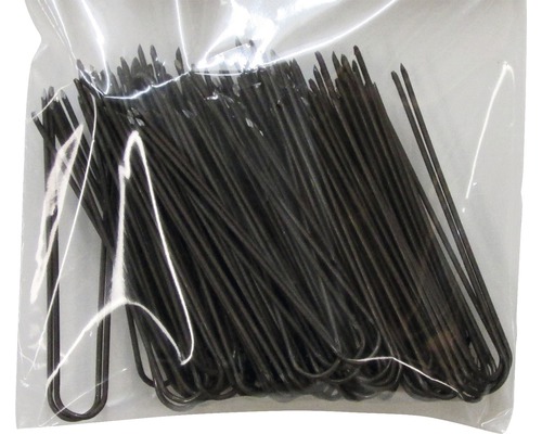 Förpackning med fäststift av metall