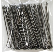 Förpackning med metallklamrar för fastsättning av trädgårdsduk