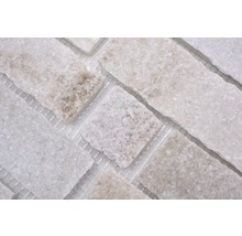 Närbild av mosaikplattor av natursten