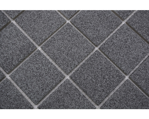 Närbild av fyrkantiga, fläckiga plattor