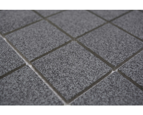 Närbild av fyrkantiga, spräckliga plattor