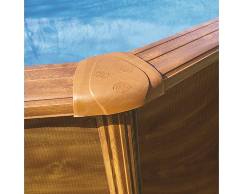 Detaljvy av en pool med träpanel och ett hörn av plast