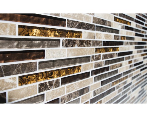 Kakelvägg med rektangulära plattor i olika nyanser