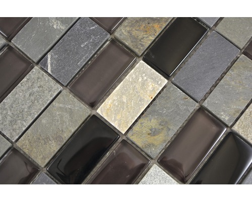 Mosaikplattor av natursten och glas i rektangulär form