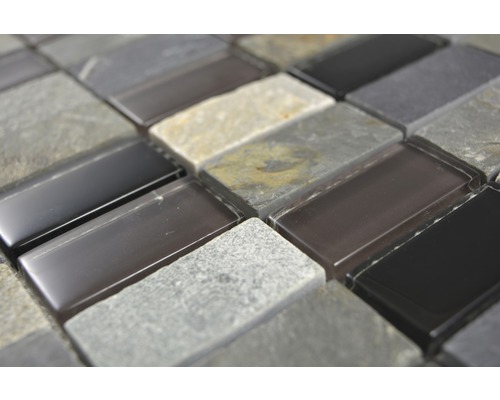 Mosaikplattor av sten och glas