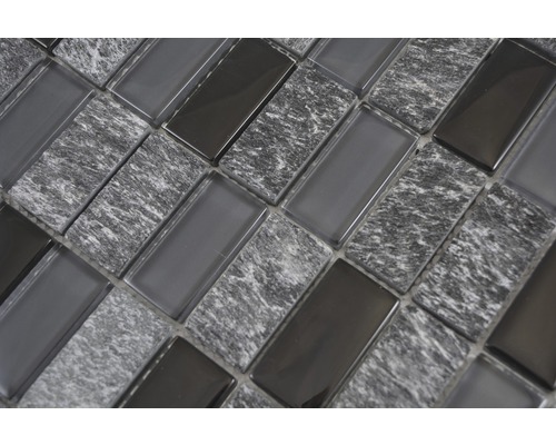 Mosaikplattor av glas och sten närbild