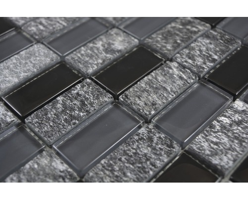 Mosaikplattor av glas och sten