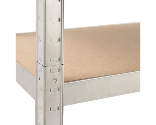 Detaljbild av en hylla med metallram och trähyllor.