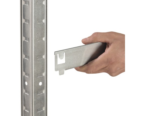 Detaljbild av en hyllkonsol och en metallskena för väggmontering.