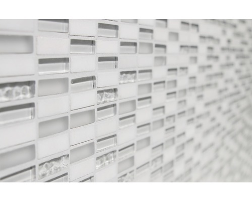 Mosaikvägg med rektangulära glas- och keramikplattor