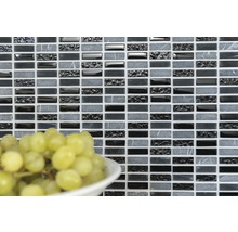 Mosaikplattor med stenutseende och glänsande detaljer i bakgrunden