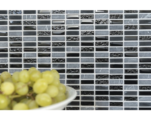 Mosaikplattor med stenutseende och glänsande detaljer i bakgrunden