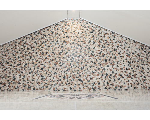 Vägg- och golvplattor med mosaikmönster i ett rum