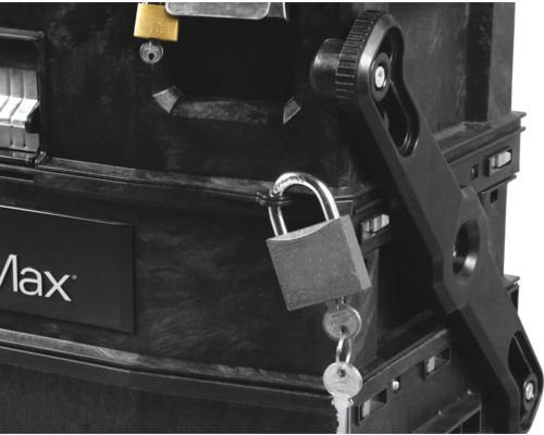 Detaljvy av en svart verktygslåda med hänglås och nyckel.