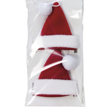 Två röda tomteluvor med vit fuskpäls i en transparent förpackning.