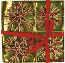 Förpackning med fyra halmstjärnor och rött band