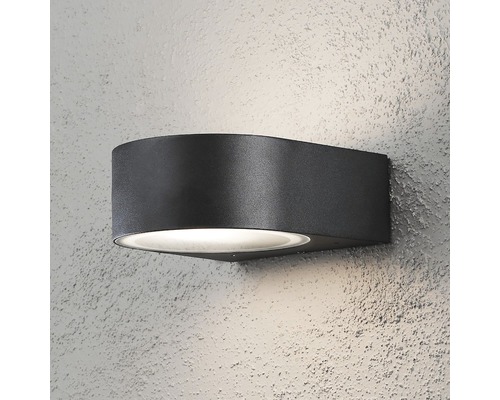 Halvrund svart vägglampa för utomhusmontering.