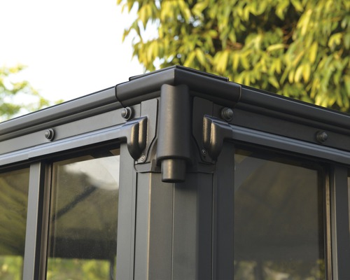 Detaljbild av ett lusthus hörn med fönster.