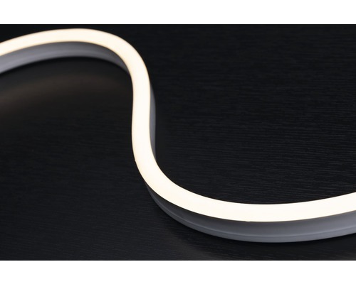 Flexibel LED-ljuslist på en mörk yta