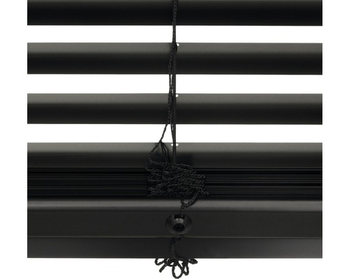 Stängd persienn med dragsnöre