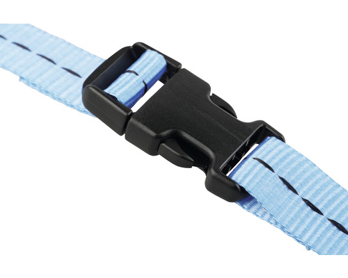 Detaljvy av ett blått textilband med svart spänne