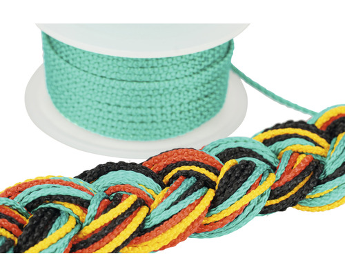 Flätad snöre i olika färger och en spole med snöre