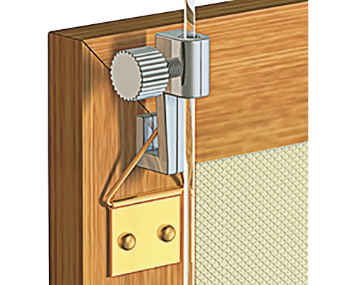 Detaljvy av ett justerbart fönsterfäste på en träram med myggnät