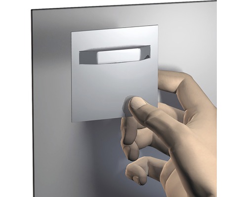 En hand öppnar en speglad låda