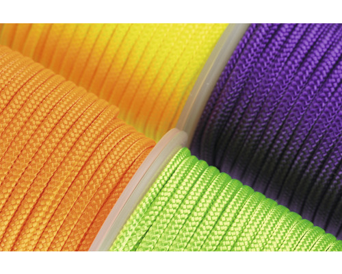 Detaljvy av flerfärgade paracordrullar