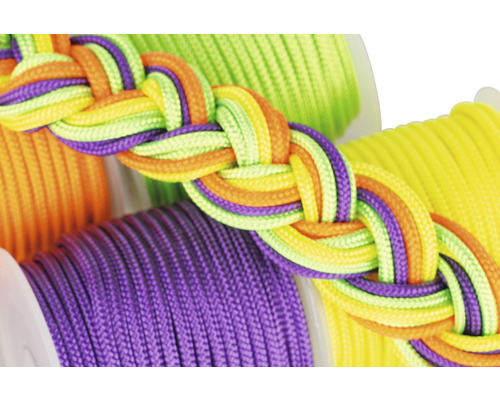 Flerfärgad flätad sladd och rullar med sladd