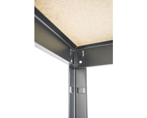 Detaljvy av en metallhylla med trähylla