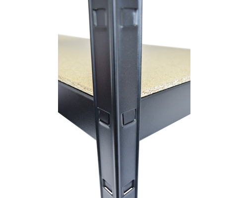 Detaljvy av en metallhylla med trähyllplan