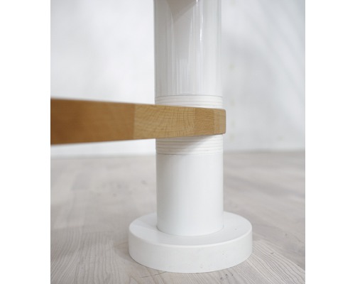 Detaljvy av bordsben av trä och plast