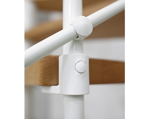 Detaljbild av en spiraltrappa med vitt räcke och trätrappsteg