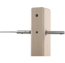 Detaljvy av en trästolpe med vajerfäste