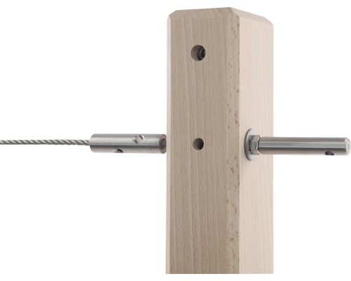 Detaljvy av en trästolpe med vajerfäste