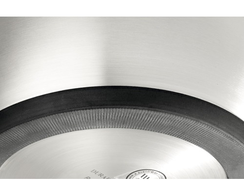 Detaljvy av en kastrull med räfflad kant och tätning