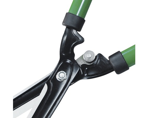 Närbild av en häcksax med gröna handtag och ett svart saxhuvud.