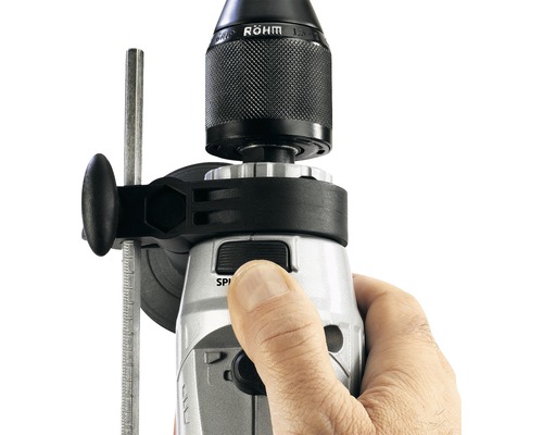 Närbild av en borrmaskin med en hand på hastighetsreglaget