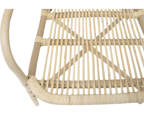 Detaljvy av en rottingstol med en flätad sits