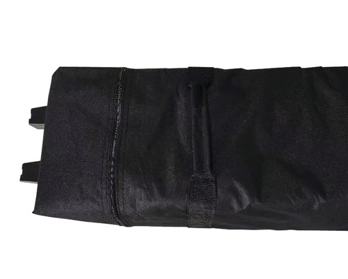 Svart väska med dragkedja och handtag