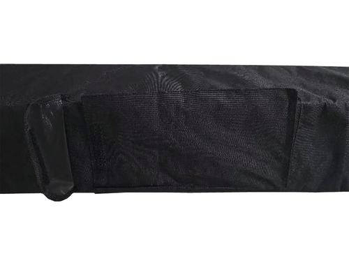 Detaljvy av ett svart skyddsöverdrag med ficka och handtag