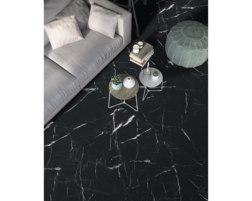 Vardagsrum med soffa, bord och golvplattor i marmorlook