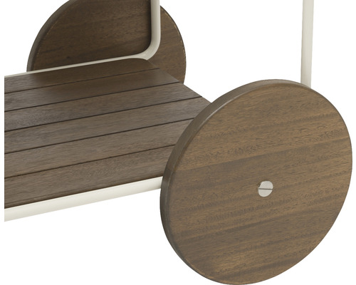 Detaljvy av en serveringsvagn med trähylla och hjul