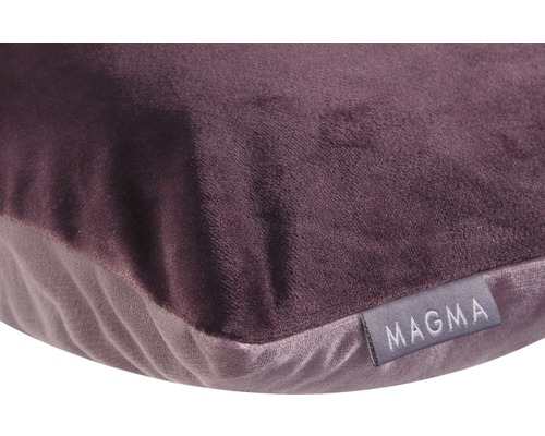 Närbild av en dekorativ kudde med Magma-logotyp